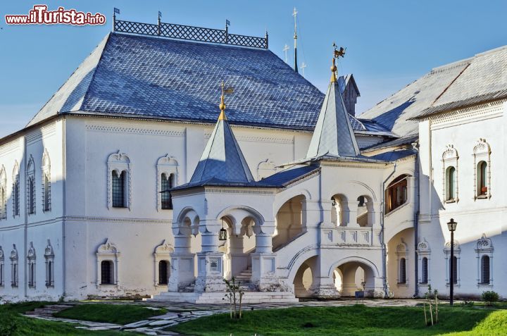 Immagine Camera Rossa del Cremlino di Rostov Velikij, Russia - Al suo interno si possono ammirare i finift, caratteristiche miniature smaltate tipiche di questa città russa. La Camera Rossa del Cremlino, così come quella Bianca in cui sono esposti antichi paramenti sacri, è uno degli ambienti più visitati della fortezza trasformati da tempo in aree museali © Borisb17 / Shutterstock.com