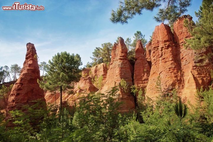 Immagine I cosiddetti "Camini delle Fate" lungo il Sentiero delle Ocre. Siamo nei dintorni di Roussillon, nella regione francese della Provence-Alpes-Côte d'Azur -  © Elena Schweitzer / Shutterstock.com