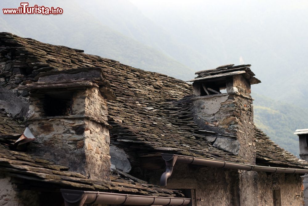 Immagine Camini e tetti tipici nel villaggio di Vogogna, Piemonte.