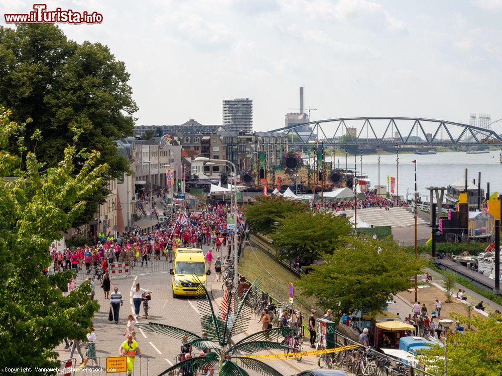 Immagine Camminatori vestiti in rosa per il Four Day Marches a Nijmegen (Olanda). L'evento è chiamato "Vier daagse" in olandese - © Vannaweb / Shutterstock.com