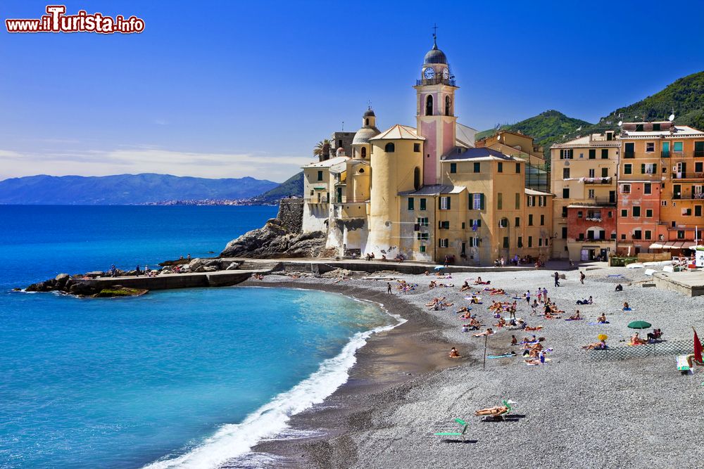 Immagine La splendida spiaggia di Camogli, insignita della Bandiera Blu