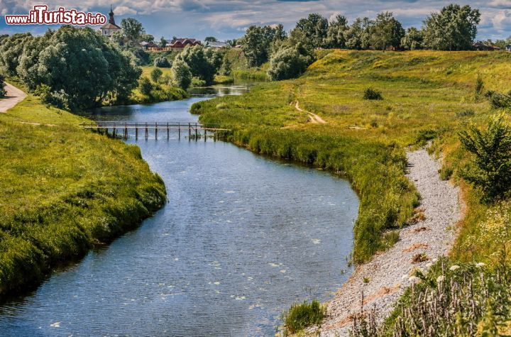 Immagine Campagna intorno a Suzdal, Russia - Fra i luoghi più suggestivi dell'itinerario turistico conosciuto come Anello d'Oro, Suzdal ha dimensioni piuttosto modeste tanto che dalla periferia, dove vi sono ampi spazi di campagna, il centro della città si raggiunge a piedi in dieci minuti ed è difficile smarrirsi © BestPhotoStudio / Shutterstock.com