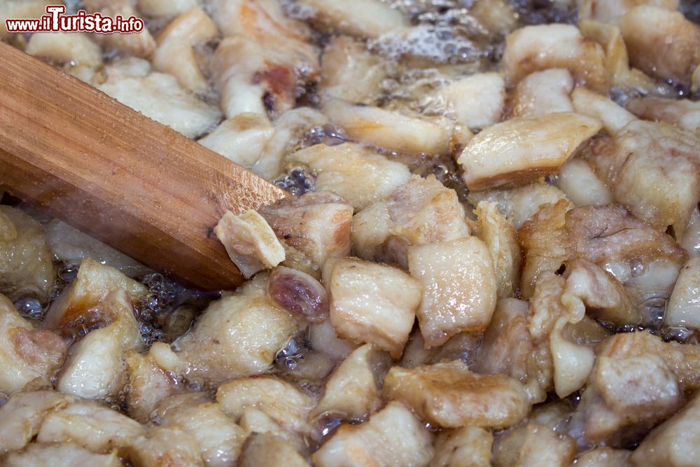 Immagine Campagnola Emilia, la Sagra dei Ciccioli. Si tratta di un prodotto ottenuto dalla lavorazione del grasso del maiale nella preparazione dello strutto.