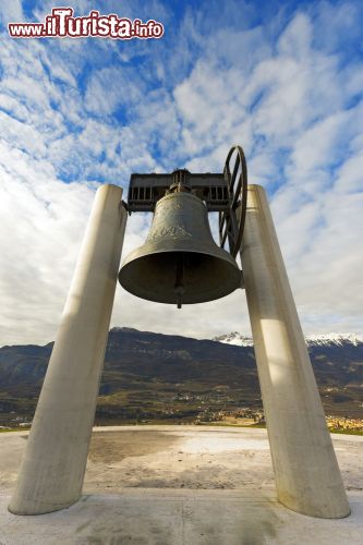 Immagine La Campana della Pace, conosciuta anche come dei Caduti, si trova a Rovereto in Trentino. Fusa nel 1924 a Trento con il bronzo ricavato dai cannoni appartenenti a diciannove nazioni che si erano impegnate nel conflitto mondiale, questa campana venne inizialmente collocata nel castello di Rovereto dove nel maggio 1925 venne battezzata con il nome di Maria Dolens suonando per la prima volta il 4 ottobre dello stesso anno alla presenza del re Vittorio Emanuele III°. La decorazione della campana, che pesa circa 22 tonnellate, è stata realizzata dallo scultore Stefano Zuech con un suggestivo bassorilievo in stile neoclassico. Per ricordare i caduti della prima guerra mondiale e dare un monito alle generazioni  future, la campana dal 1965 è stata spostata sul Colle di Miravalle dove ogni sera, alle 20.30 (ora legale) o alle 21.30 (ora solare), suona cento rintocchi- © Alberto Masnovo / Shutterstock.com