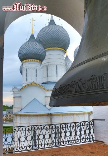 Immagine Campana del Cremlino di Rostov Velikij, Russia  - Una delle imponenti campane della cittadella fortificata di Rostov: in Russia a dondolare è il battaglio e non la campana permettendo così ai fonditori di crearne di grandi dimensioni per ottenere un'ampia gamma di suoni © Kokhanchikov/ Shutterstock.com