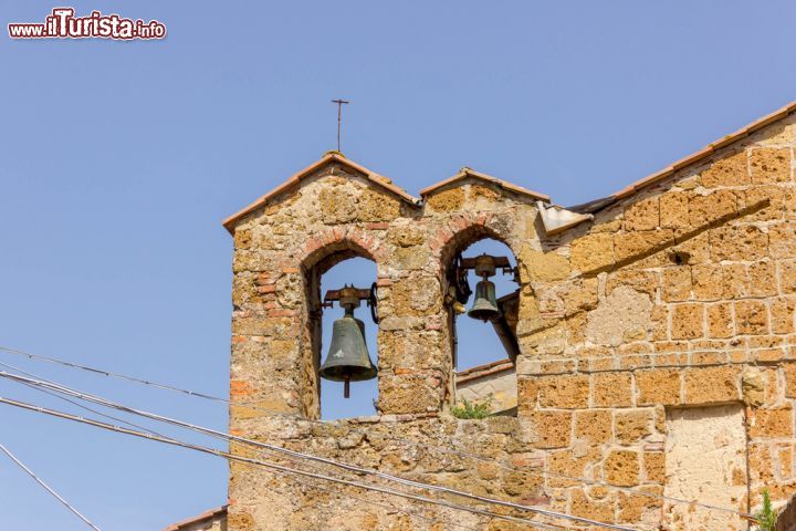 Immagine Campane a Sovana, Toscana. Inserito nella lista dei borghi più belli d'Italia, Sovana ospita alcune importanti architetture religiose fra cui la Concattedrale di San Pietro, la Chiesa di Santa Maria e quella di San Mamiliano, l'oratorio rupestre di Sovana e la Cappella di San Sebastiano - © FPWing / Shutterstock.com