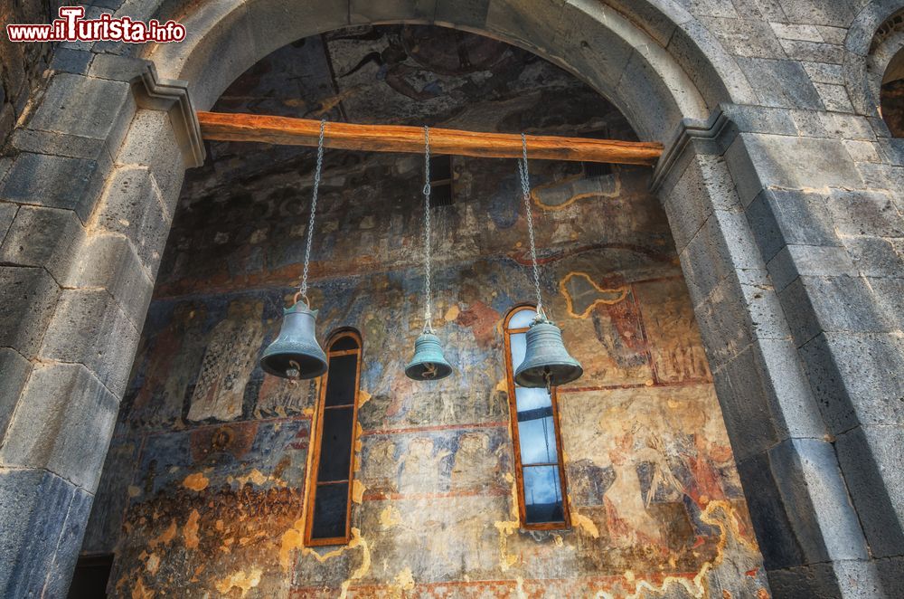 Immagine Campane alla Chiesa della Dormizione: siamo a Vardzia caitale rupestre della Georgia