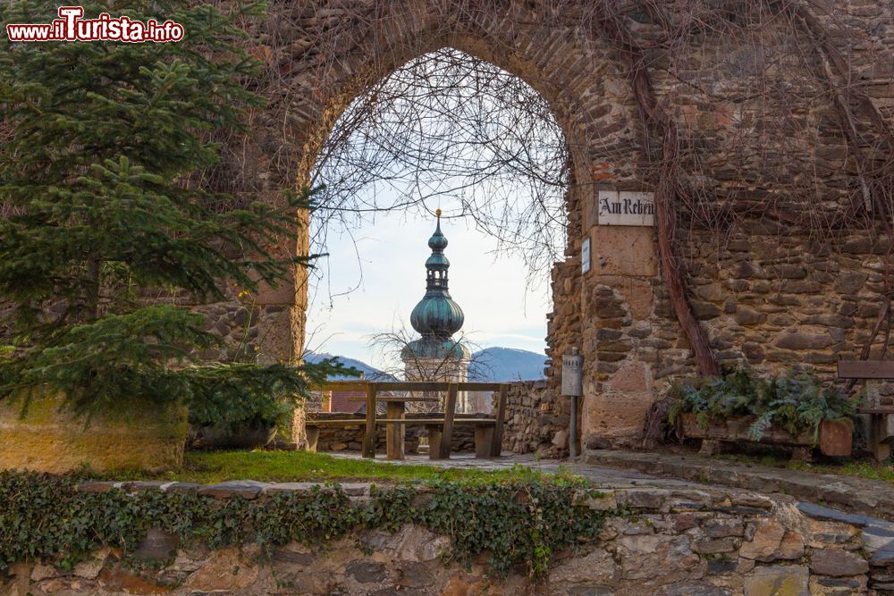 Immagine Campanile a bulbo visto attraverso un arco nel distretto di Stein an der Donau, Krems (Austria).