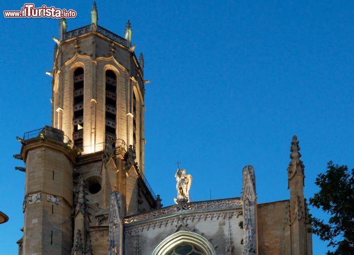 Immagine Campanile chiesa Saint-Sauveur ad Aix-en-Provence, Francia - Principale luogo di culto cattolico della città, la cattedrale di San Salvatore, sede del vescovo di Aix en Provence, è monumento storico di Francia dal 1840. Costruita fra l'XI° e il XIII° secolo, si trova ad un isolato dal corso Mirabeu. Qui una bella immagine notturna con il campanile illuminato © Nikolay Dimitrov - ecobo/ Shutterstock.com