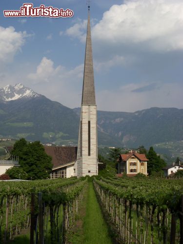 Immagine Campanile moderno di una chiesa a Lagundo in Alto Adige - © AMB / Shutterstock.com