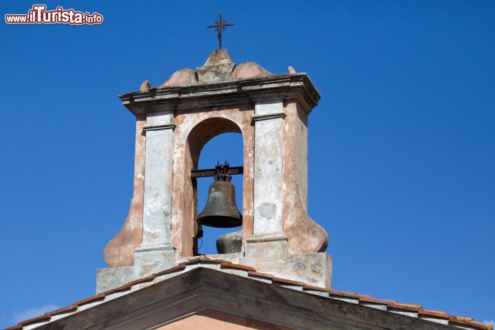 Immagine Campanile chiesa borgo di Marciana - © HABRDA / Shutterstock.com