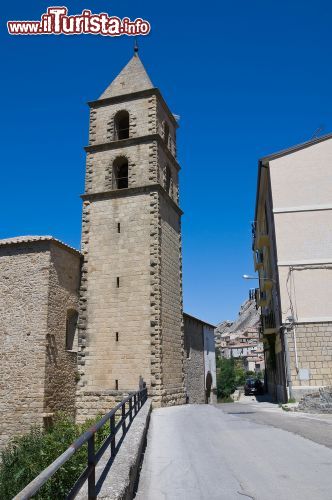 Immagine L'imponente campanile della Chiesa di San Giacomo Maggiore a Pietrapertosa - © Mi.Ti. / Shutterstock.com