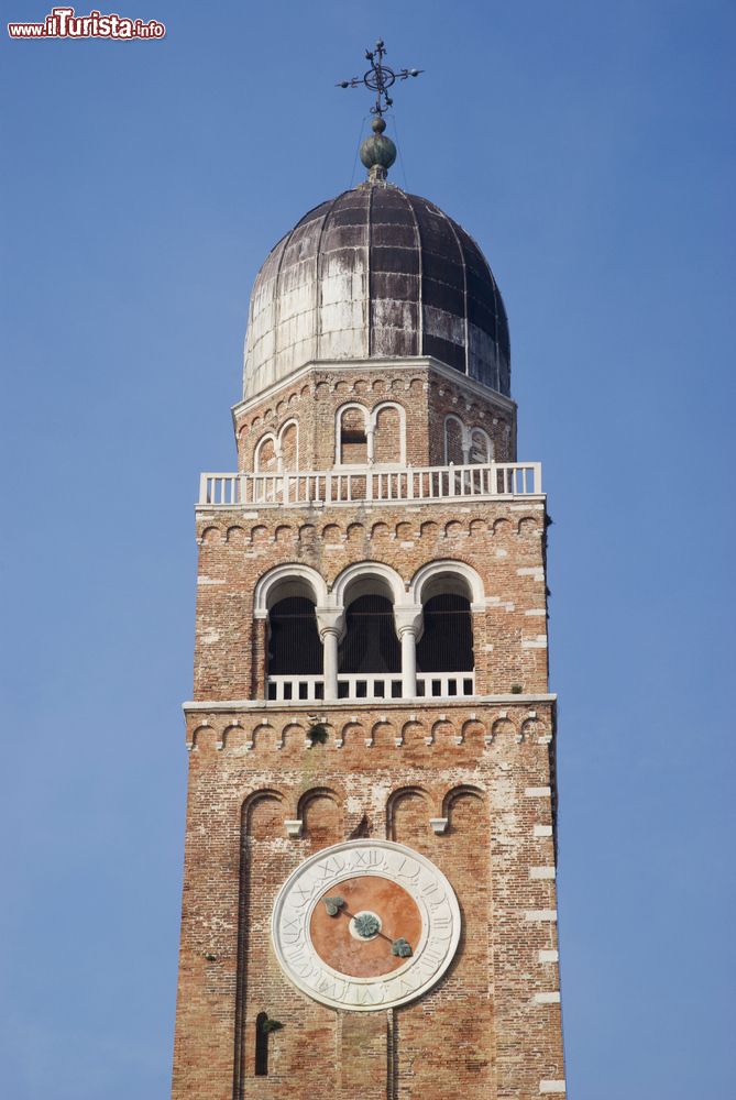 Immagine Campanile con l'orologio a Chioggia, Veneto, Italia.