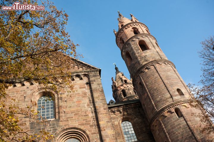 Immagine Il campanile del Dom, la cattedrale duecentesca di Worms (Germania). È il più piccolo dei tre duomi imperiali costruiti lungo il Reno - foto © Valentyn Hontovyy / Shutterstock.com