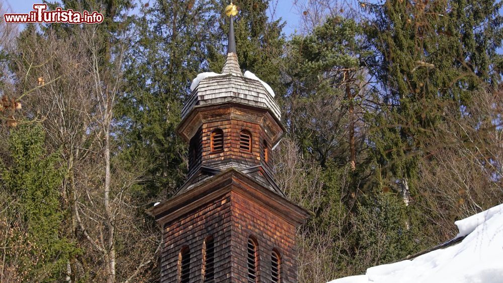 Immagine Campanile del Santuario di Maria Larch a Terfens in Tirolo, vicino a Schwaz, Austria.