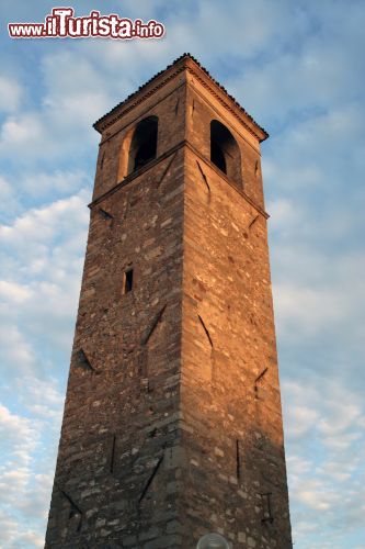 Immagine Il campanile della chiesa di San Bernardo a Manerba il borgo in provincia di Brescia (Lombardia) - © fzd.it / Shutterstock.com