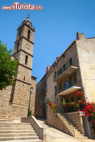 Immagine Il campanile della chiesa di Santa Maria, nel centro storico di Sartène, nella Corsica meridionale (Francia) - foto © Shutterstock.com