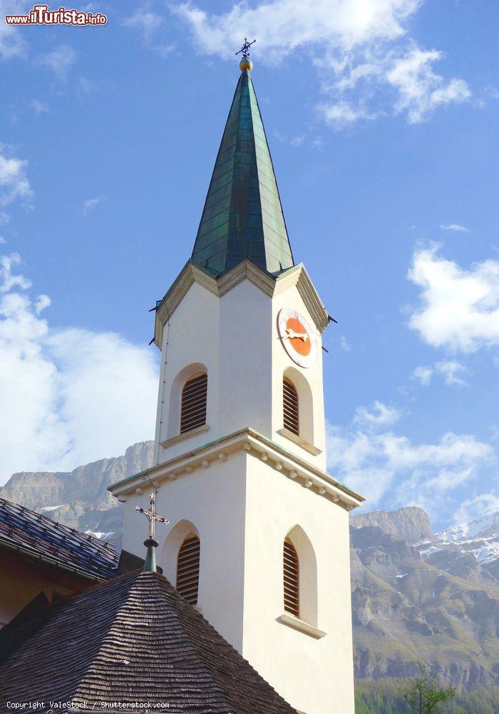 Immagine Il campanile della chiesa parrocchiale di Leukerbad, Svizzera - © ValeStock / Shutterstock.com