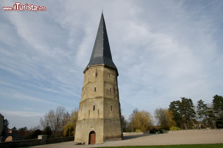 Immagine La torre dell'antica abbazia di Saint Winoc a Bergues. Nel complesso dell'abbazia, in epoca medievale, viveva una comunità di monaci.