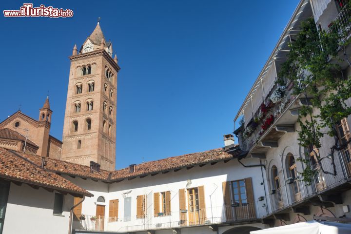 Immagine Campanile di San Lorenzo fotografato dal centro di Alba, Piemonte, Italia. Quattro ordini di finestre, monofore, bifore e quadrifore, caratterizzano la torre campanaria del duomo di Alba - © Claudio Giovanni Colombo / Shutterstock.com