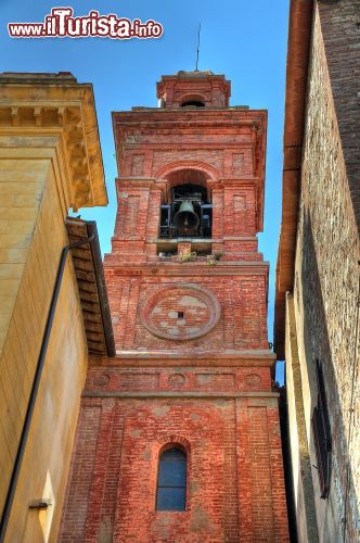 Immagine Campanile di Santa Maria Maddalena a Castiglione del Lago, Umbria - Si affaccia su una graziosa piazzetta la bella torre campanaria della chiesa di Castiglione © Mi.Ti. / Shutterstock.com