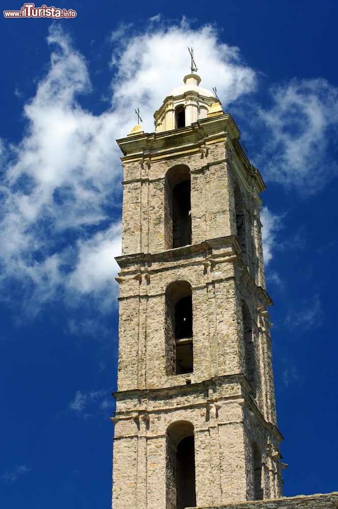 Immagine Il Campanile di una chiesa barocca a San Nicolao, borgo della Corsica orientale
