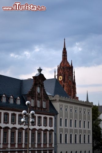 Immagine Il grande campanile del Duomo di Francoforte 8Germania)