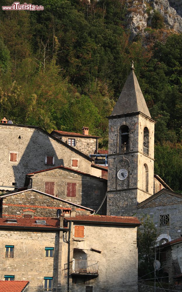 Immagine Campanile e case in sasso di Equi Terme, Toscana