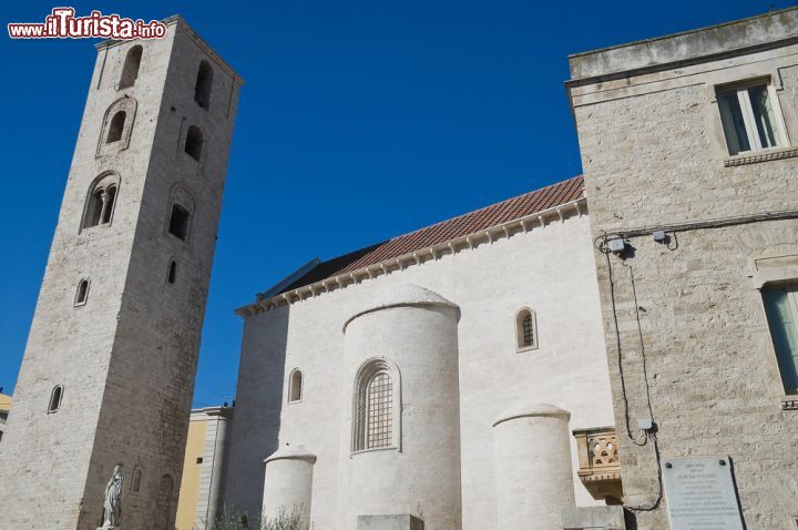 Immagine Campanile e dettaglio Cattedrale di Ruvo di Puglia - Situata nel cuore del centro storico della città, la Cattedrale di Ruvo è stata rimaneggiata più volte anche se le sue caratteristiche in stile romanico spiccano ancora tutt'oggi. La facciata a capanna con tre portali è abbinata alla pianta a croce latina che caratterizza l'interno dell'edificio religioso con la navata centrale più grande che poggia su due file di colonne. Annessi alla Cattedrale vi sono il campanile dell'XI° secolo e il palazzo vescovile © Mi.Ti. / Shutterstock.com