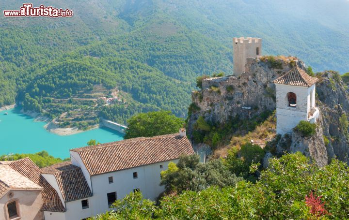 Immagine Il famoso campanile e la porta di El Castell de Guadalest, il comune nei pressi di Benidorm, nella Comunità Valenciana (Spagna) - foto © Glenkar /Shutterstock.com