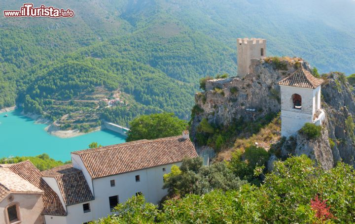 Immagine Il famoso campanile e la porta di El Castell de Guadalest, il comune nei pressi di Benidorm, nella Comunità Valenciana (Spagna) - foto © Glenkar /Shutterstock.com