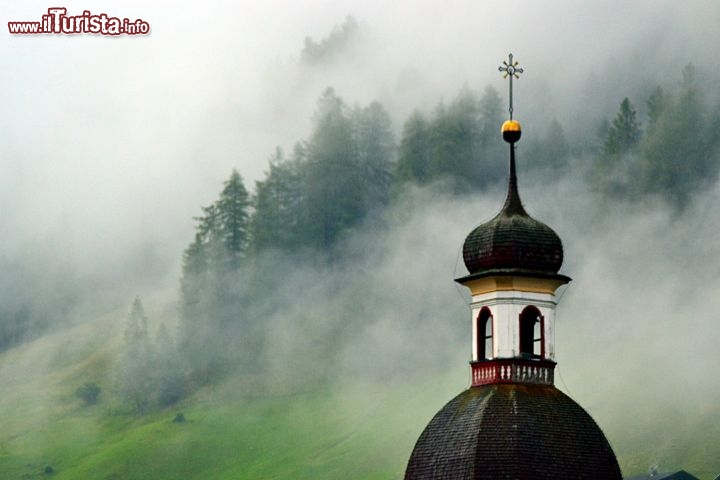 Immagine Campanile di Neustift: il mattino presto può essere eccezionale per catturare alcune immagini spettacolari. Le nuvole basse che si addensano nella Valle dello Stubai regalano colpi d'occhio suggestivi sul paesaggio.