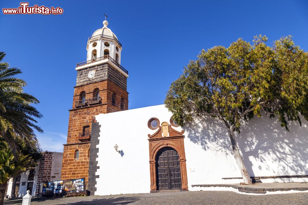 Immagine L'orologio sul campanile della chiesa di Nuestra Señora de Guadalupe a Teguise, Lanzarote (Canarie).