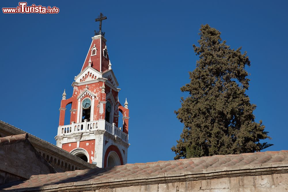 Immagine Il campanile rosso e bianco del monastero de la Recoleta a Arequipa, Perù. Costruito sul lato ovest del fiume Chili nel 1648 da frati francescani, è stato successivamente ristrutturato.