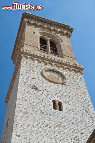 Immagine Il campanile della chiesa di Santa Maria Assunta a Corciano - © Mi.Ti. / Shutterstock.com