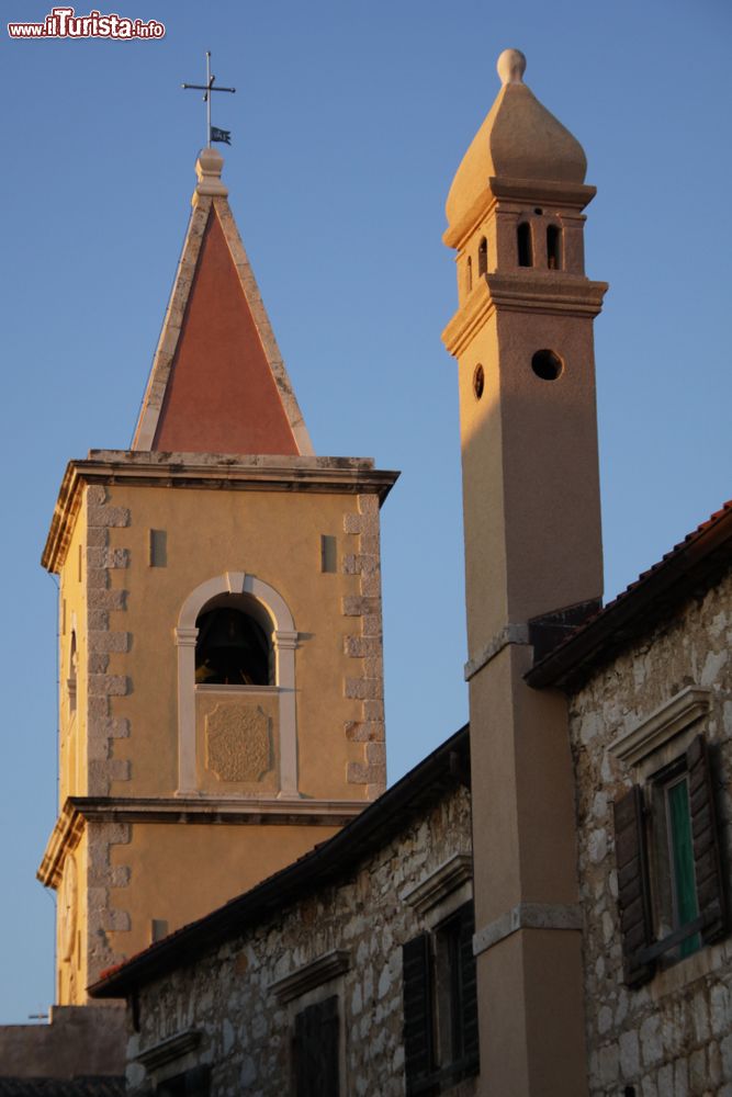 Immagine Campanili di una chiesa nel borgo dei pescatori di Pirovac, Croazia.