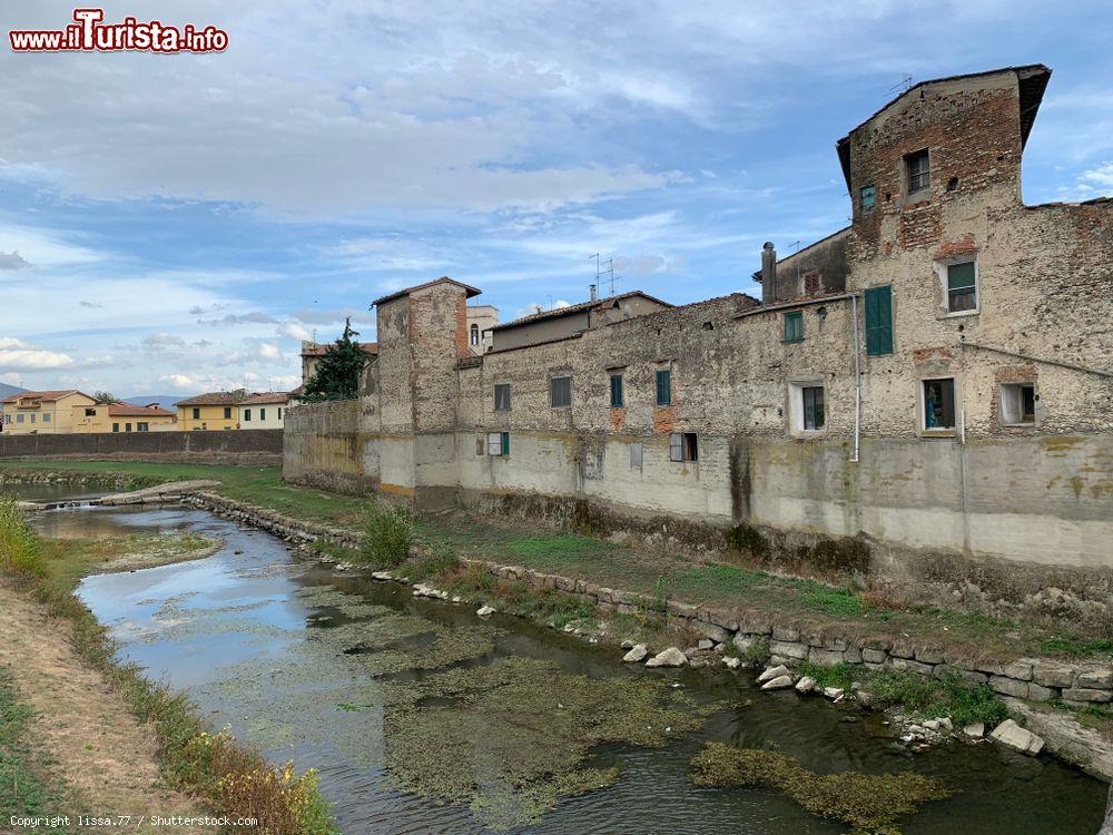 Immagine Campi Bisenzio, il centro storico e il fiume che lambisce la città vecchia della Toscana - © lissa.77 / Shutterstock.com