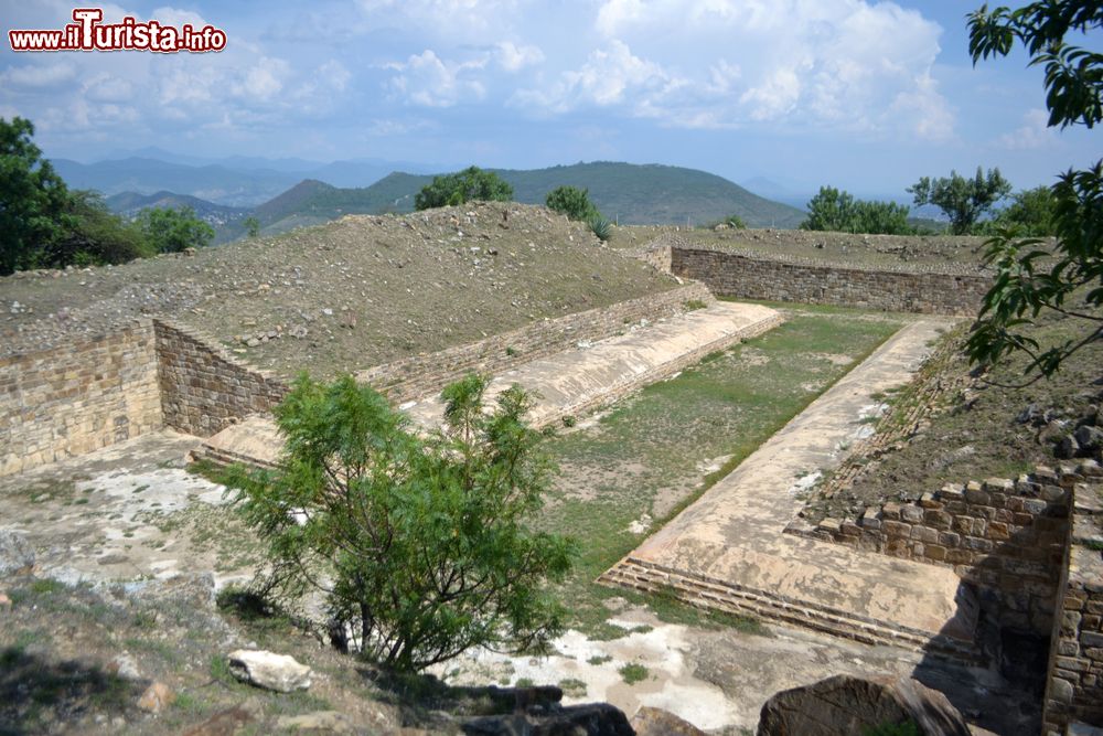 Immagine Un campo per il gioco della pelota nel sito archeologico zapoteco di Santa Maria Atzompa, Oaxaca (Messico).