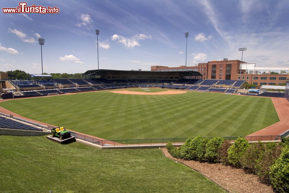 Immagine Campo pubblico da baseball con l'erba appena tagliata a Durham, Carolina del Nord.