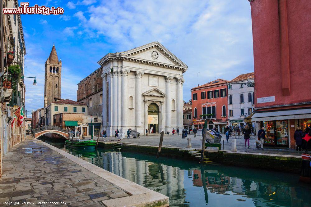 Immagine Campo San Barnaba e il ponte dei Pugni, angolo di Venezia reso celebre dal film Summertime con Katherine Hepburn - © RnDmS / Shutterstock.com