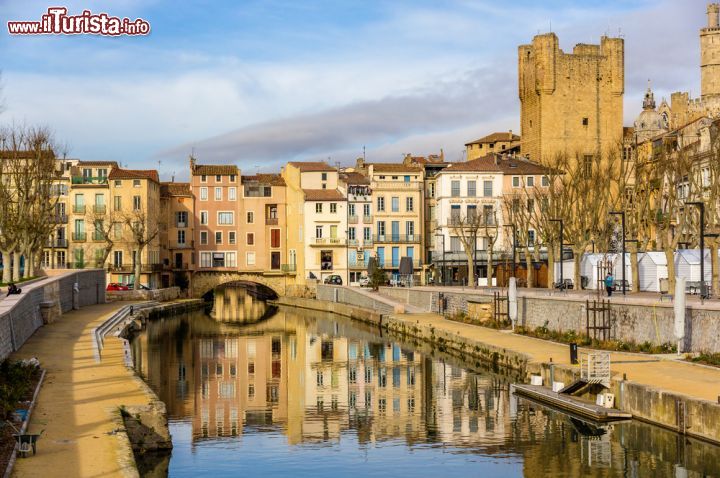 Immagine Canal de la Robine e i riflessi del centro storico di Narbonne (Narbona), la bella città della regione Liguadoca-Rossiglione in Francia - © Leonid Andronov / Shutterstock.com