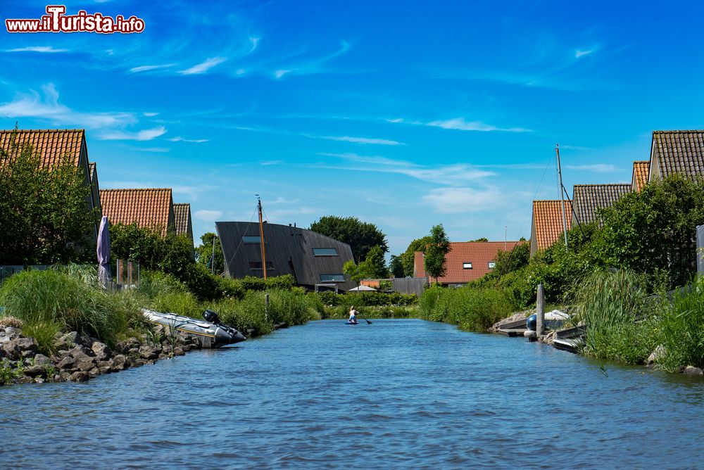 Immagine Canale a Terherne nei pressi della cittadina di Sneek, Olanda. Qui si affacciano le tradizionali case di edilizia residenziale.