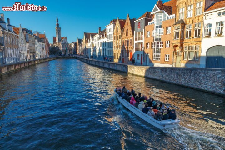 Immagine Il canale Spiegel Rei si trova nel cuore edievale di Bruges, ed è spesso attraversato da barche che organizzano gite fluviali sulla città belga, anche conosciuta come una delle tante Venezia del Nord - © kavalenkau / Shutterstock.com