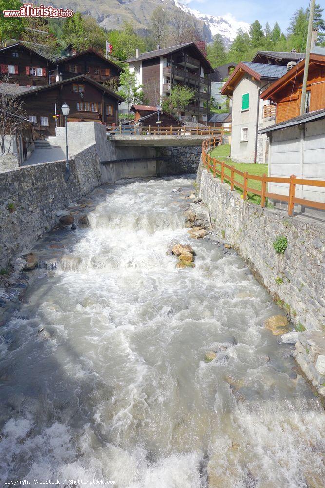Immagine Il canale d'acqua artificiale che scorre nel centro del villaggio di Leukerbad, Svizzera - © ValeStock / Shutterstock.com