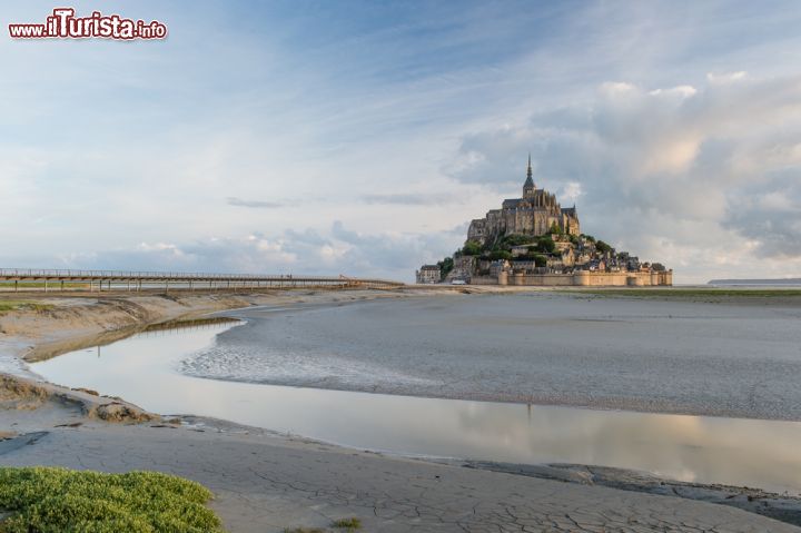 Immagine Un canale di marea con l'abbazia di Mont-Saint-Michel sullo sfondo, Normandia, Francia - © Rudy Mareel / Shutterstock.com