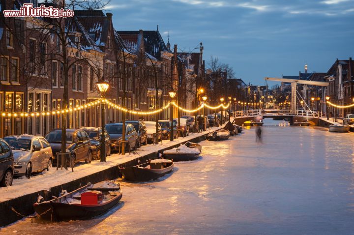 Immagine Il canale ghiacciato in inverno ad Alkmaar, Olanda - Quando d'estate moltissime biciclette passano per le strade olandesi, lo scenario urbanistico si fa bellissimo ma quando d'inverno, la neve e il ghiaccio regalano al paesaggio un valore in più, tutto diventa quasi fatato. Le luci calde dei lampioni che si riflettono sugli specchi d'acqua ghiacciati, determinano una vera e propria gioia per gli occhi - © Allard One / Shutterstock.com