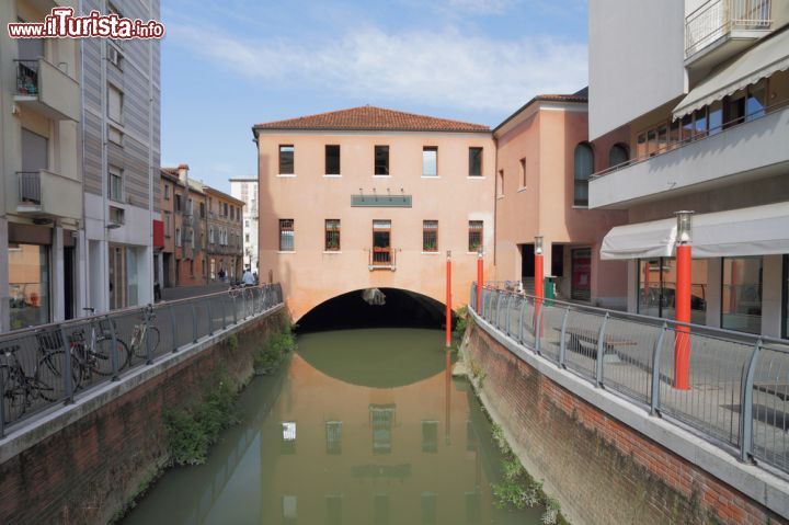 Immagine Un canale in centro a Mestre - © photobeginner / Shutterstock.com