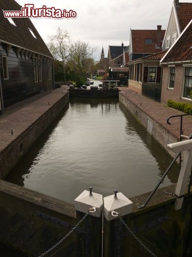 Immagine Un canale con passerelle all'interno del villaggio di de Rijp in Olanda Settentrionale - © Niek de Greef / Shutterstock.com