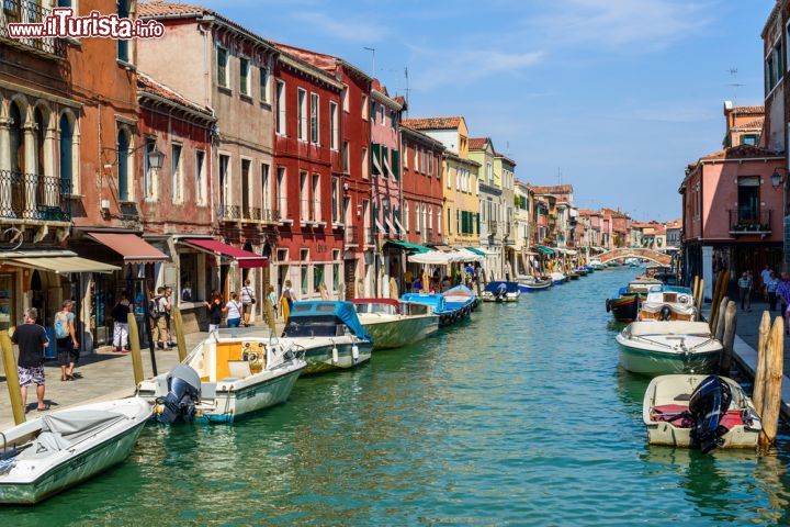 Immagine Il Canal Grande di Murano - Il Canal Grande di Murano, omonimo del più famoso canale veneziano, scorre al centro dell'isola e la divide sostanzialmente a metà. Esso a sua volta si divide in tre rii minori, ovvero il Canale San Giovanni, il Canale Ponte Lungo e il Canale degli Angeli. - © Sebastien Burel / Shutterstock.com