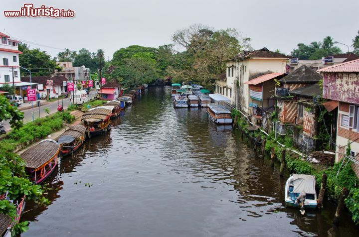 Immagine Imbarcazioni tradizionali indiane in uno dei canali di Alleppey, chiamata da molti, con un po' di fantasia, la "Venezia dell'est"  - foto © Byelikova Oksana / Shutterstock.com